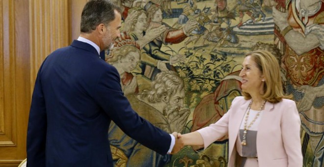 El rey Felipe VI recibe en audiencia a la presidenta del Congreso de los Diputados, Ana Pastor, quien acude al Palacio de la Zarzuela para comunicar al monarca el resultado de investidura fallida  de Mariano Rajoy. EFE/Sergio Barrenechea