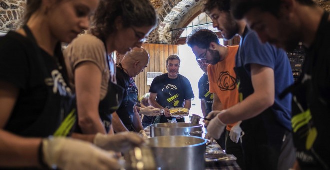 Voluntarios cocinando para los refugiados de la isla griega de Chíos.-PROYECTO ZAPOREAK