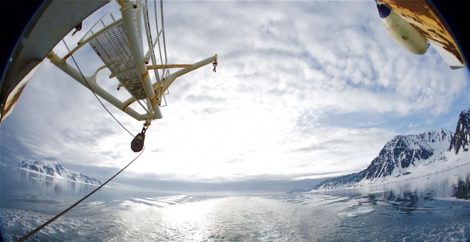 Un grupo de científicos durante una expedición en el Océano Glaciar Ártico. EFE