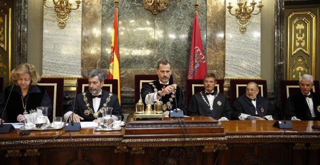 Felipe VI, acompañado por la fiscal general del Estado, Consuelo Madrigal (i); el presidente del Tribunal y del Consejo General del Poder Judicial, Carlos Lesmes (2i); y el ministro de Justicia, Rafael Catalá (d); entre otros, durante la ceremonia de aper