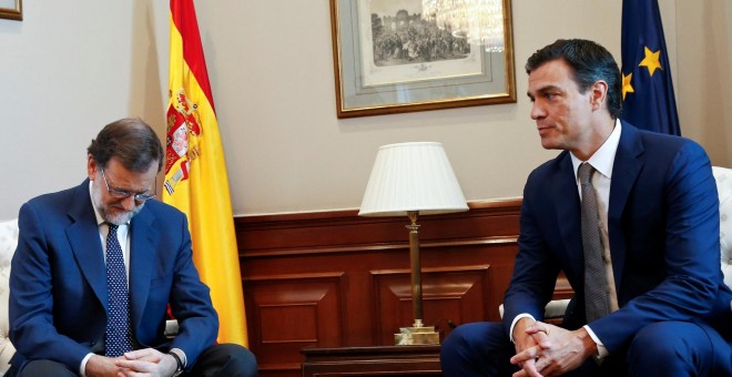 El líder socialista Pedro Sánchez, en una de sus últimas reuniones con el presidente del Gobierno en funciones, Mariano Rajoy, antes de la fallida inestidura del candidato del PP. REUTERS/Andrea Comas