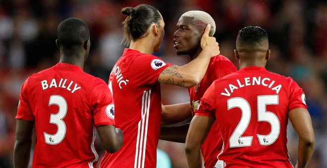 Pogba, Ibrahimovic y Bailly (tres de los fichajes de este verano del United) celebran un gol. /REUTERS