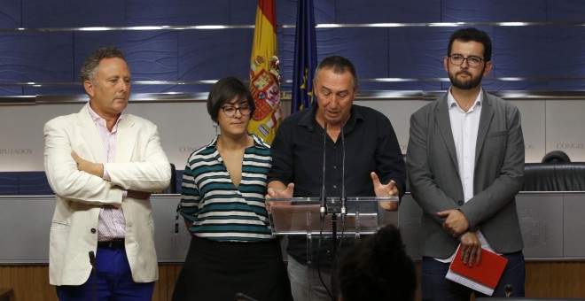 El portavoz en el Congreso de Compromís, Joan Baldoví (c), acompañado del resto de representantes del grupo; Enric Bataller (i), Marta Sorlí (2i) e Ignacio Candela (d), durante la rueda de prensa en la que ha explicado que Compromís ha redactado un docume