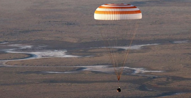 El módulo de aterrizaje del Soyuz TMA-19M aterriza a unos 150 km de Dzhezkazgan (Kazajistán). EFE