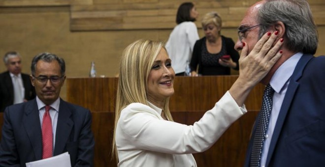 La Presidenta de la Comunidad de Madrid, Cristina Cifuentes, saluda al portavoz del PSOE, Ángel Gabilondo, tras intervenir hoy en su primer debate del estado de la región desde que tomó las riendas del Gobierno regional. EFE/Santi Donaire