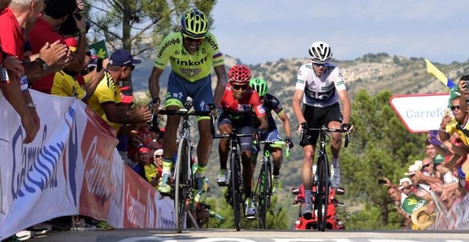 Contador y detrás Froome, Quintana y Chaves escalando el Mas de la Costa. /AFP