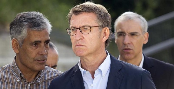 El presidente del PPdeG y candidato a ser reelegido por tercera vez presidente de la Xunta, Alberto Núñez Feijóo, acompañado por el concelleiro de Lugo, Xaime Castiñeira (i), y el conselleiro de Economía, Francisco Conde (d), durante el acto celebrado en