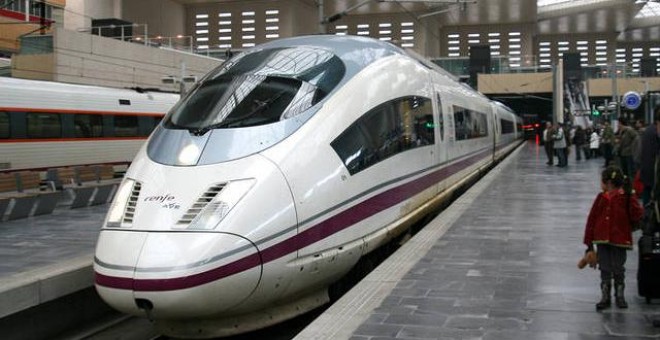 Foto de archivo de un tren de alta velocidad en la estación de Delicias de Zaragoza. / EFE