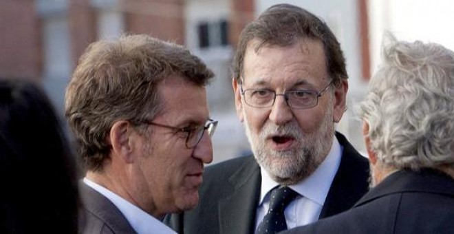El presidente del Gobierno en funciones, Mariano Rajoy, junto al presidente de la Xunta, Alberto Núñez Feijoó, a su llegada a O Porriño (Pontevedra) tras el descarrilamiento del tren que ha causado al menos cuatro muertos. EFE / Salvador Sas