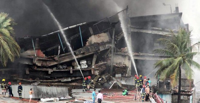 Los bomberos tratan de apagar el fuego en la fábrica de Tongi.- EFE