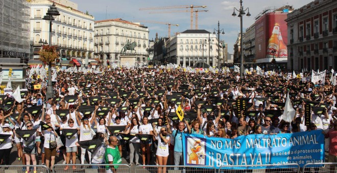Miles de animalistas han llenado la Puerta del Sol de Madrid para pedir el fin de la tauromaquia y los festejos en los que se maltratan animales. Sergio Gómez
