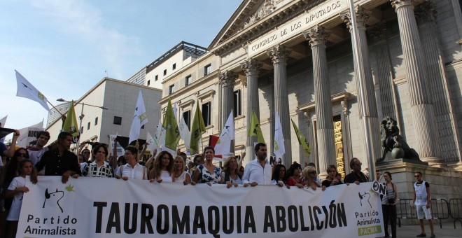 La cabecera de la manifestación, a su paso por el Congreso de los Diputados. Sergio Gómez