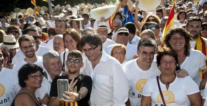 El presidente de la Generalitat, Carles Puigdemont durante su asistencia a la manifestación que bajo el lema 'A punt'. EFE/Robin Townsend