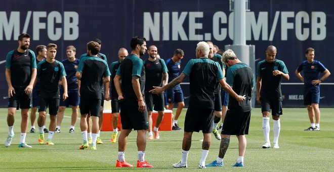 El Barça se entrenó ayer con todas sus estrellas antes de su debut contra el Celtic. /REUTERS