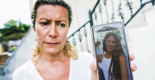 Diana López-Pinel, madre de Diana Quer, muestra una imagen de su hija desaparecida. EFE/Óscar Corral