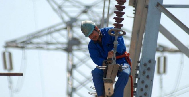 Trabajador subido a una torre eléctrica.- EFE