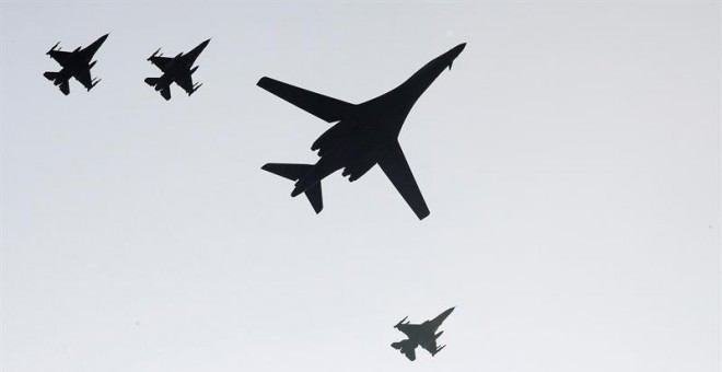 Uno de los dos bombarderos B-1B sobrevuela la base aérea de Osan flanqueado por cazas F-15K surcoreanos. - EFE