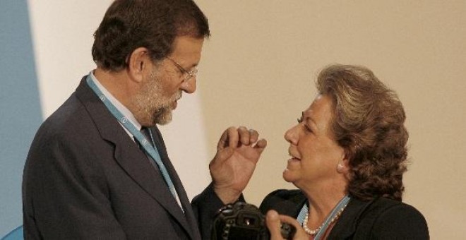 El presidente en funciones, Mariano Rajoy, charla con la exalcaldesa de Valencia y senadora del PP Rita Barberá, en una imagen de archivo. REUTERS