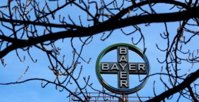El logo de Bayer AG, victo desde una planta de producción en Wuppertal. REUTERS/Ina Fassbender