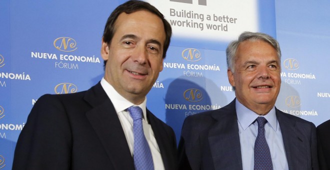 El consejero delegado de CaixaBank, Gonzalo Gortázar (i), junto al presidente de Mutua Madrileña, Ignacio Garralda (c), y el presidente de EY, José Luís Perelli, poco antes de intervenir en un desayuno informativo del Foro de la Nueva Economía. EFE/Marisc