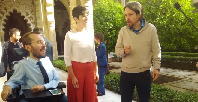 La nueva presidenta de las Cortes de Aragón, Violeta Barba, este jueves en la sede de la cámara con Pablo Iglesias y Pablo Echenique. /E.B.