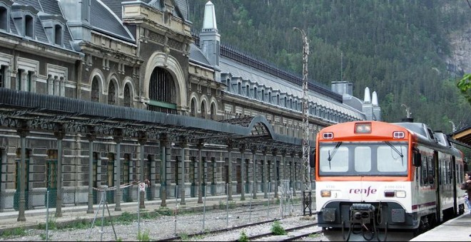 Los trenes regionales siguen llegando a Canfranc 46 años después del cierre del paso pirenaico que enlazaba con Francia