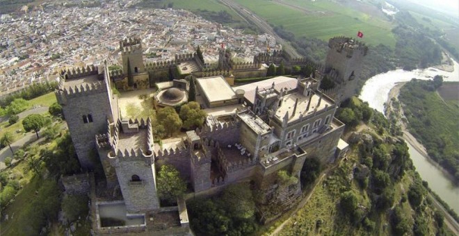 Vista aérea del castillo de Almodóvar del Río.- RAFA ALCAIDE/EFE