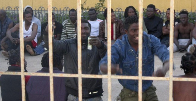 Inmigrantes en un CIE de Melilla. EFE