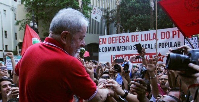 Lula da Silva saluda a seguidores tras un acto en Sao Paulo. REUTERS/Fernando Donasci