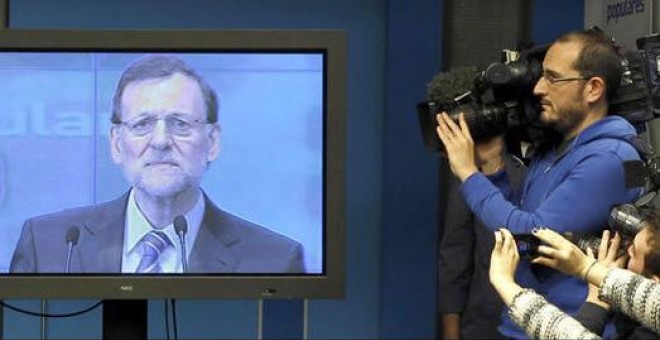 Los periodistas tienen que seguir el discurso de Rajoy desde la sala de prensa. El presidente no acepta preguntas. Archivo EFE
