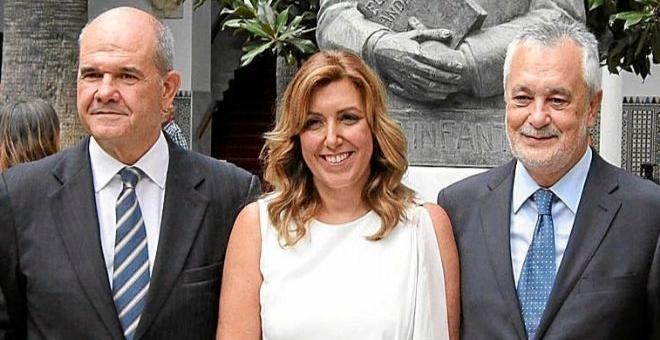Manuel Chaves y José Antonio Griñán, con Susana Díaz el día de su toma de posesión como presidenta. EFE