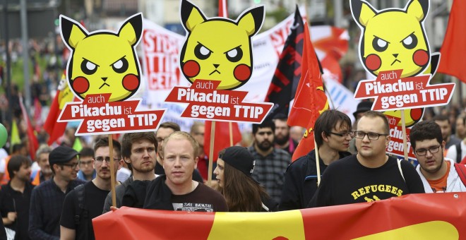 Diversas personas se manifiestan en Frankfurt contra el TTIP y el CETA con carteles que dicen: 'Pikachu también está en contra del TTIP'. REUTERS/Kai Pfaffenbach