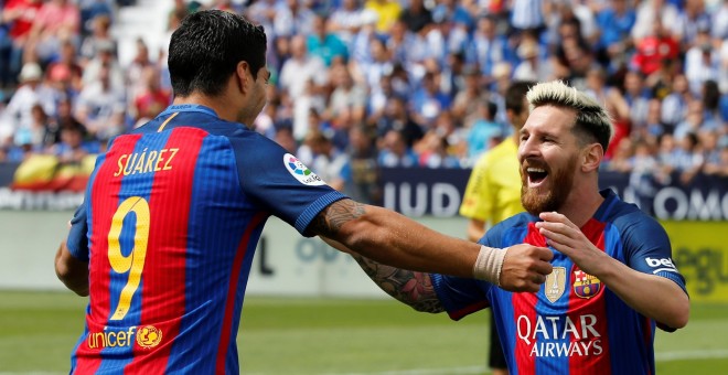 Los jugadores del Barcelona, Leo Messi y Luis Súarez, celebrando uno de los goles en el partido frente al Leganés. REUTERS/Sergio Perez