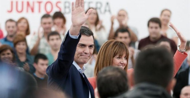 El secretario general del PSOE, Pedro Sánchez, junto a la candidata socialista a lehendakari, Idoia Mendia. - EFE