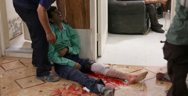 Un civil herido durante el bombardeo del ejército de Al Asad en la ciudad de Dael, al sur de Siria.- REUTERS