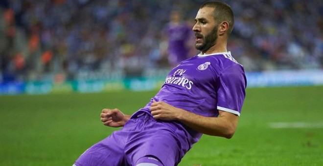 Karim Benzema celebra su gol, segundo del Real Madrid frente al Espanyol. - EFE