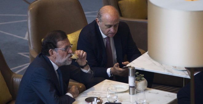 El presidente en funciones Mariano Rajoy y el ministro del Interior, Jorge Fernandez Díaz. EFE