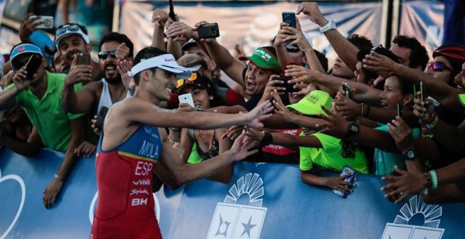El triatleta español Mario Mola celebra su título mundial con los fans en la llegada a meta. /EFE