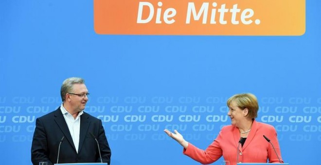 La canciller alemana, Angela Merkel y el candidato del CDU para las regionales de Berlín, Frank Henkel, en rueda de prensa tras la reunión de la ejecutiva de la Unión Cristianodemócrata (CDU), que sufrió una gran caída en las elecciones del domingo/EFE
