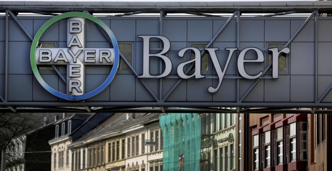 El logo de Bayer en su planta en la localidad alemana de Wuppertal. REUTERS/Ina Fassbender