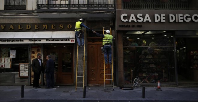 Una imagen de archivo de dos personas trabajando en Madrid. REUTERS/Susana Vera