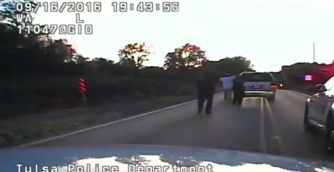 Imagen del video de la Policía de Tlsa (Oklahoma) en la que se ve a  Terence Crutcher con las manos en alto, apunta por varios agentes después de tener una avería en la carretera. REUTERS