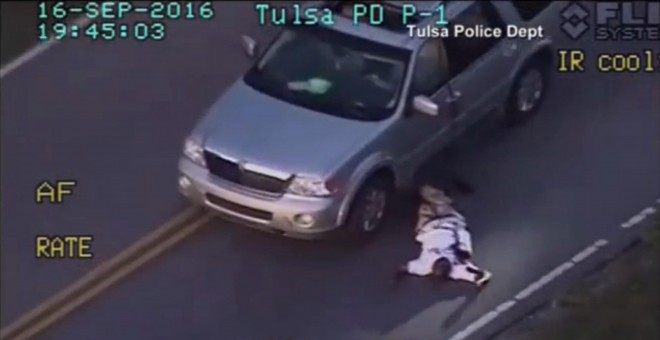 Imagen del video de la Policía de Tulsa (Oklahoma) que muestra a Terence Crutcher después de haber sidio abatido por agentes de la policia en la carretera cuando su coche se había averiado. REUTERS