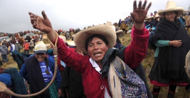 Una mujer andina protesta por el proyecto de la mina Conga en Cajamarca, Perú, en 2011. AFP