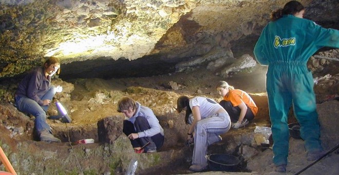 Los arqueólogos solo llegaron a excavar una franja de 110 de los 225 metros de profundidad de la cueva. / ECOLOGISTAS EN ACCIÓN