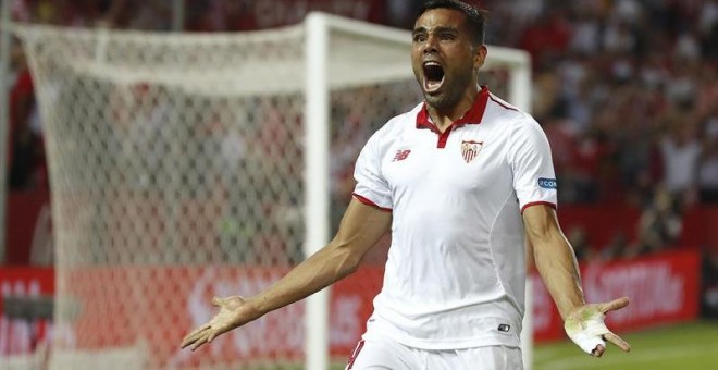 El defensa argentino Gabriel Mercado, del Sevilla FC, celebra su gol, primero del equipo frente al Real Betis, durante el partido de la quinta jornada de Liga en Primera División que se disputa esta noche en el estadio Sánchez Pizjuán, en Sevilla. EFE/Jul