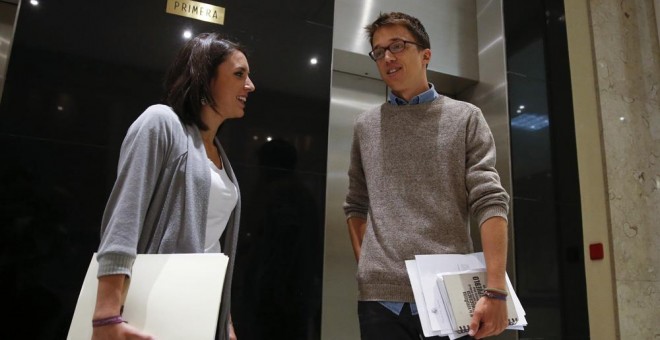 El  portavoz y la portavoz adjunta de Podemos, Íñigo Errejón e Irene Montero, respectivamente, tras la reunión de la Junta de Portavoces celebrada en la Congreso de los Diputados. EFE/Juan Carlos Hidalgo