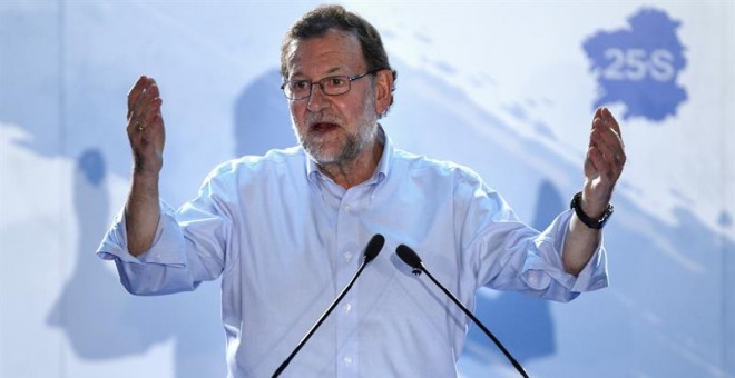 El presidente del PP y del Gobierno en funciones, Mariano Rajoy, durante su intervención en un mitin del partido hoy en San Cibrao (Lugo), dentro de la campaña para las elecciones gallegas del 25 de septiembre. EFE/Eliseo Trigo