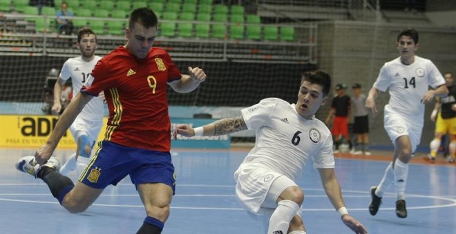 Sergio Lozano tira a puerta ante la oposición de un jugador kazajo. /EFE