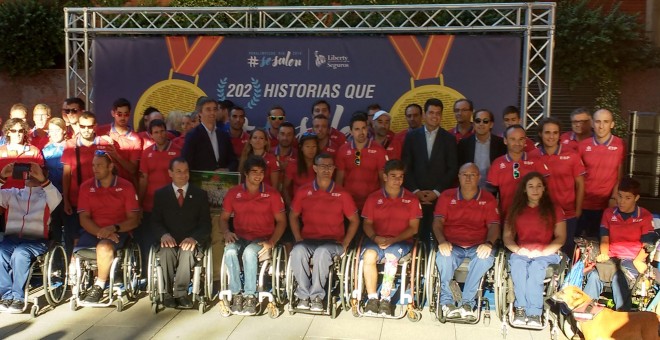 Foto de familia de la delegación paralímpica en la sede de Liberty Seguros. /J. Y.